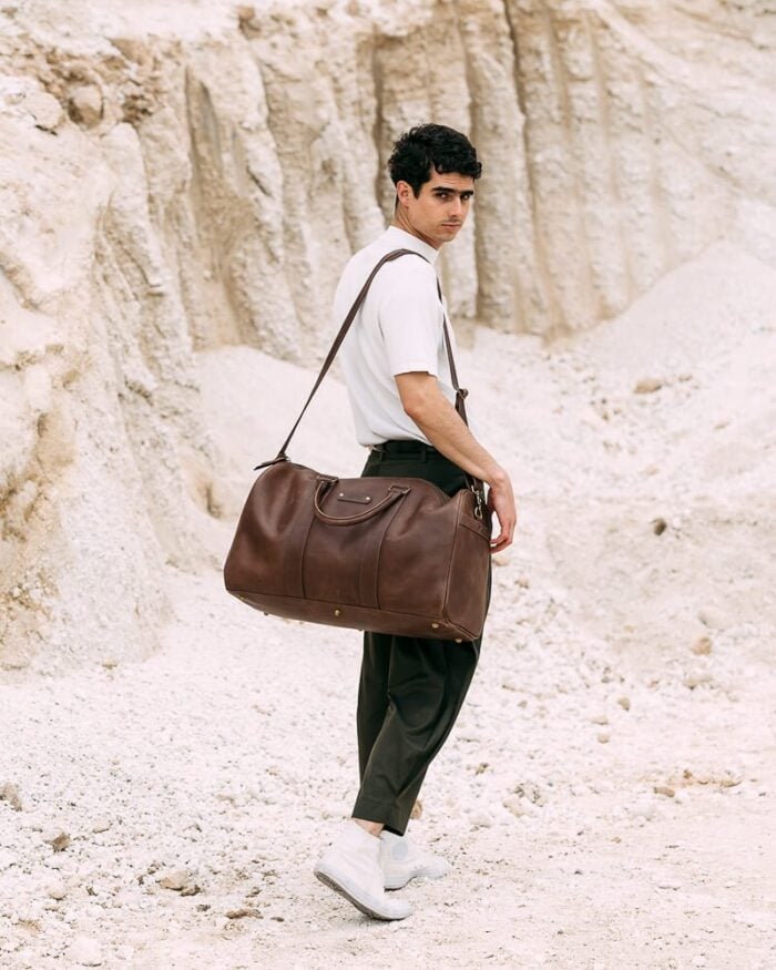 maleta en cuero café oscuro