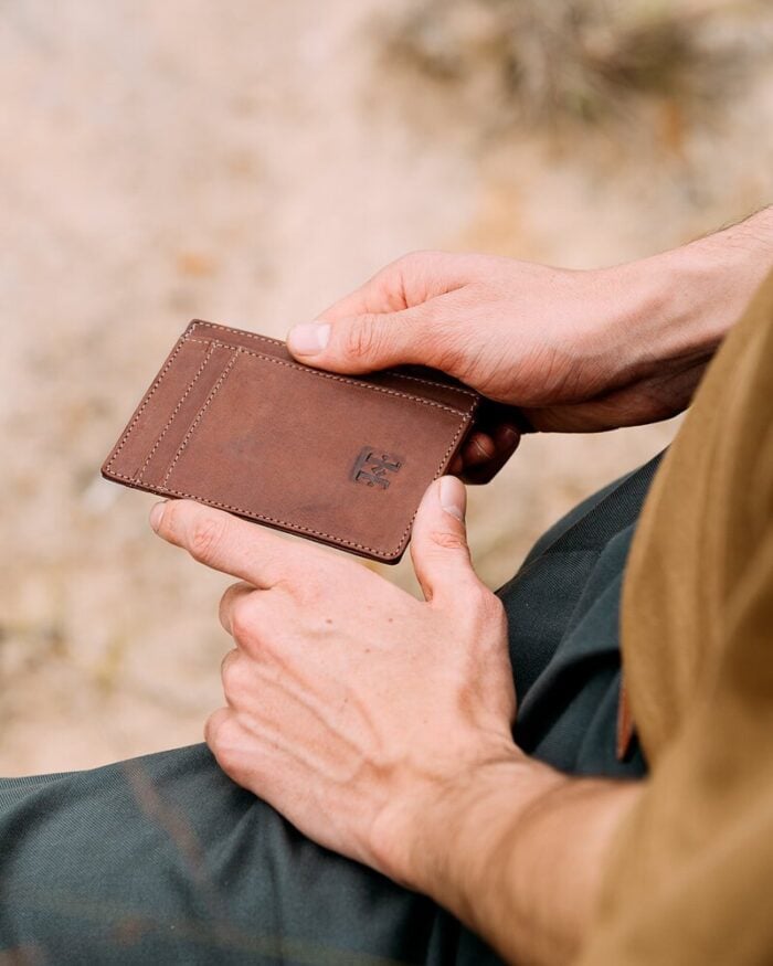 Tarjetero cuero café