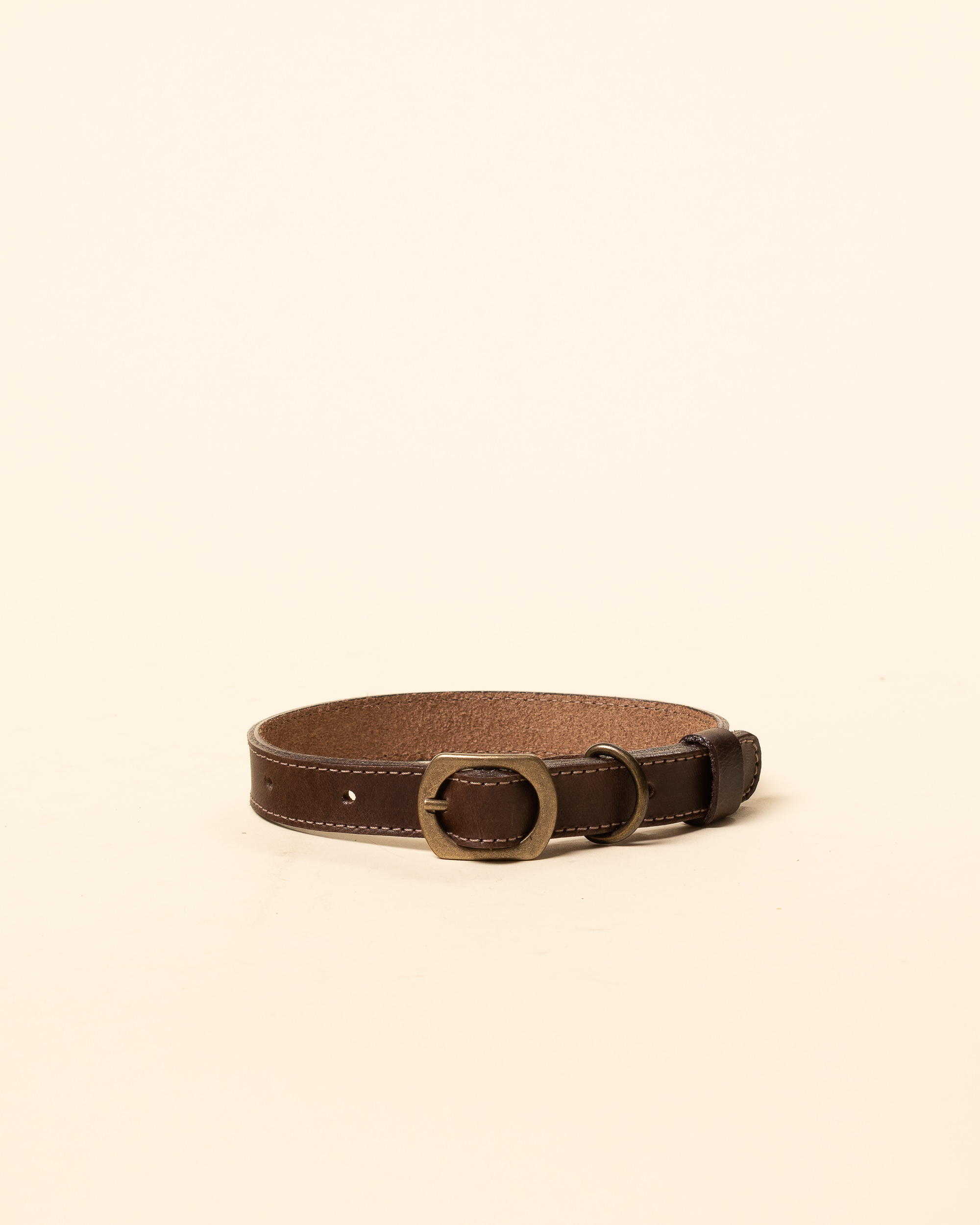 Collar de cuero wiwa cafe, vista frontal