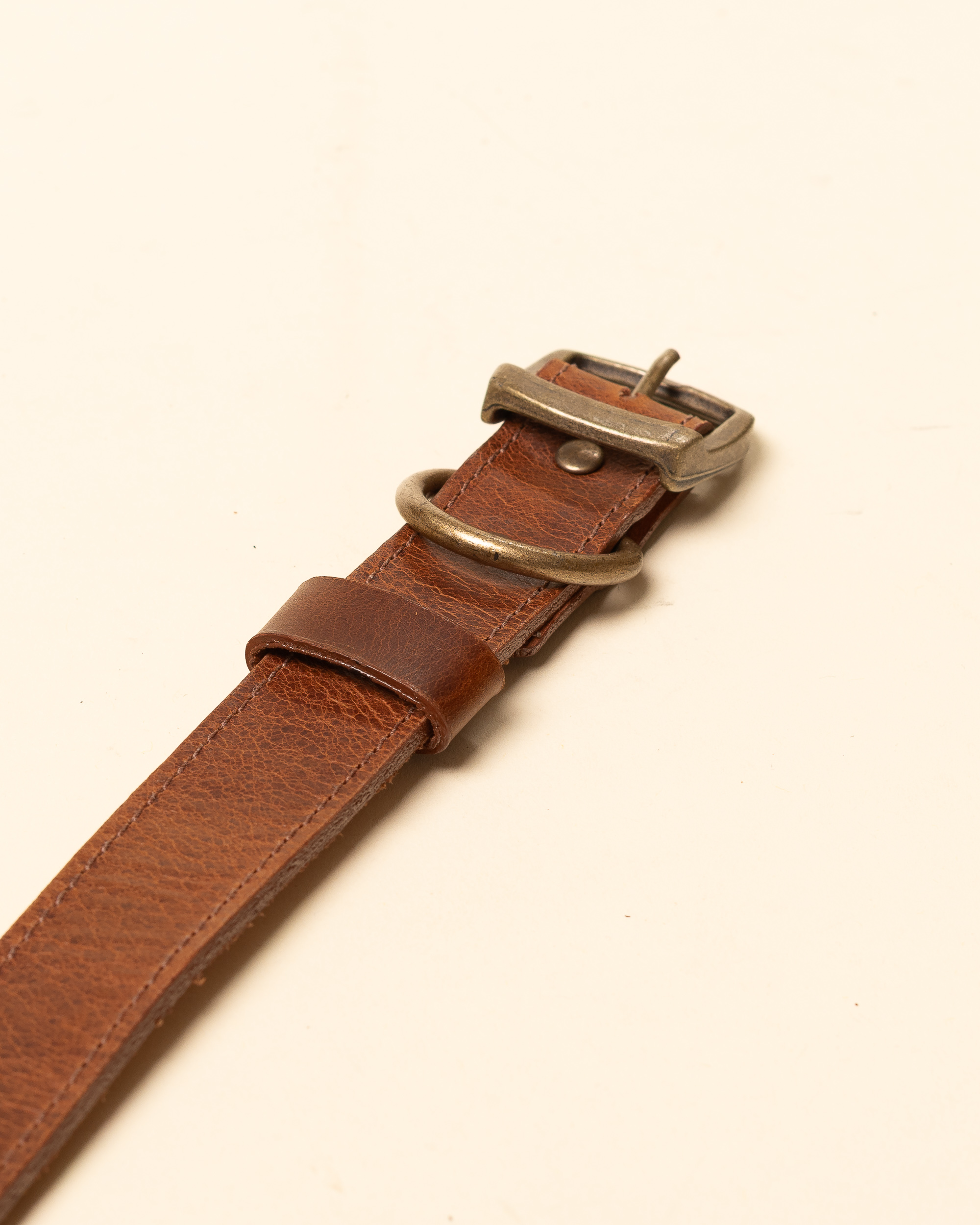 Detalle de hebilla en collar de cuero wiwa miel