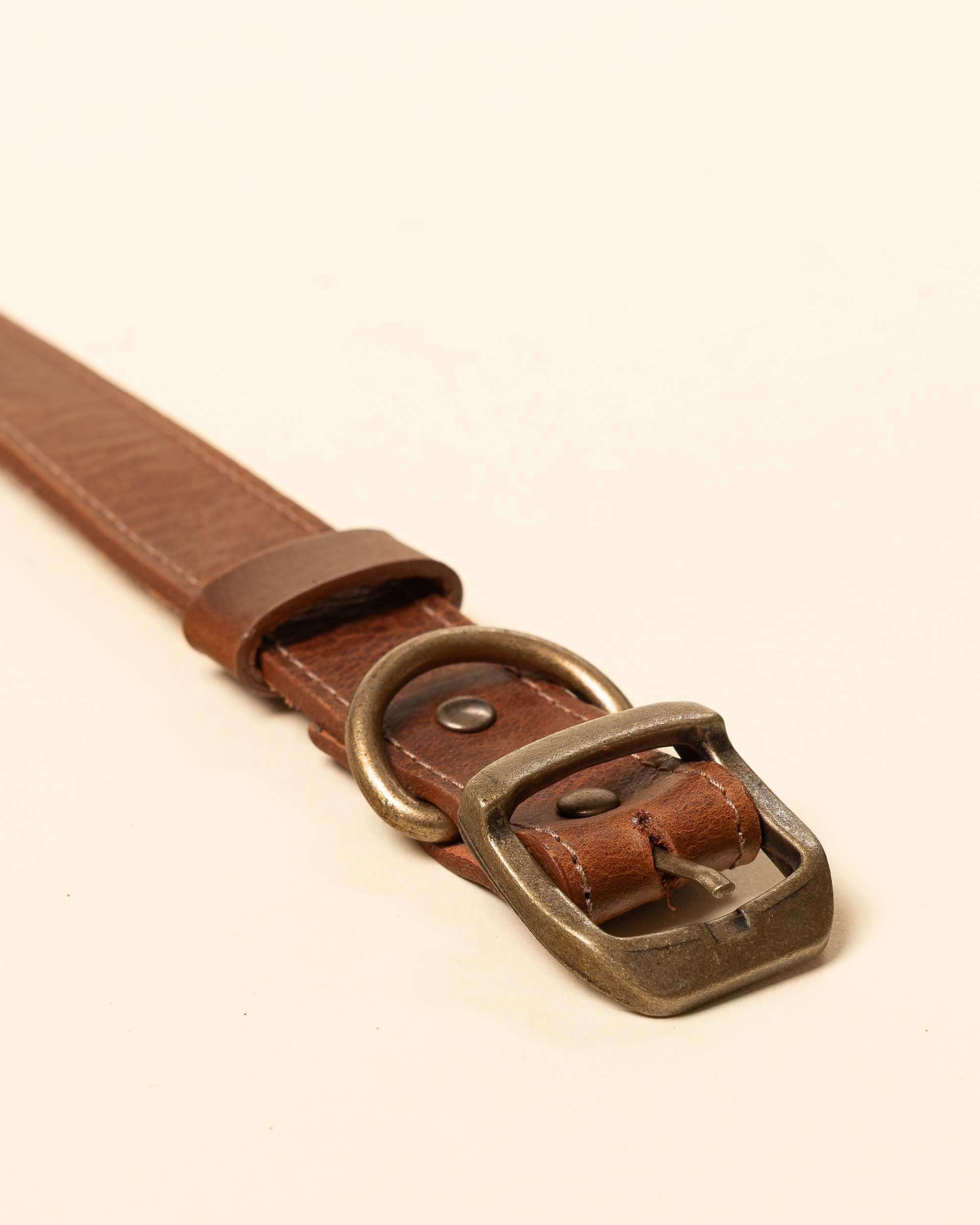 Collar de cuero wiwa miel, vista frontal