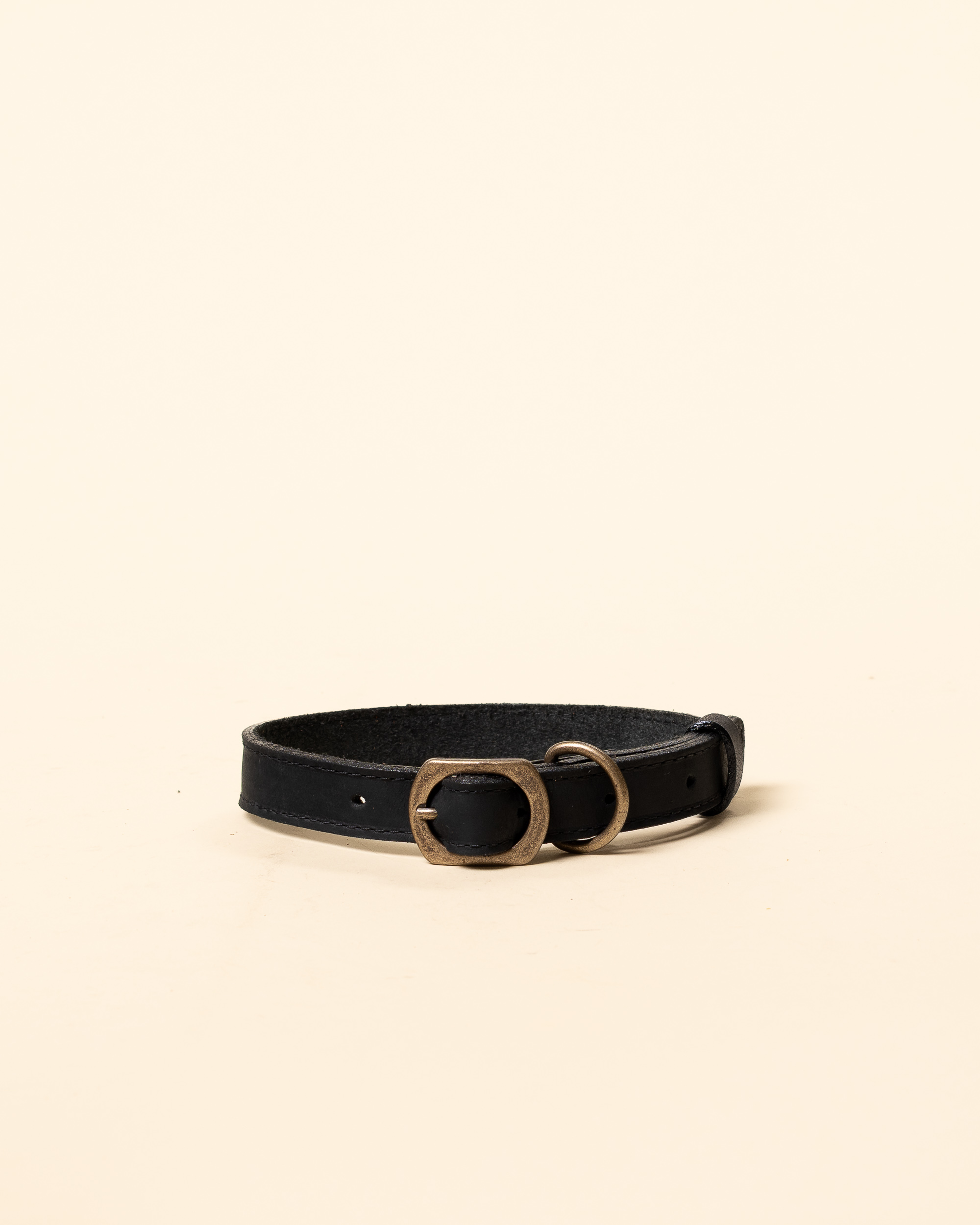 Collar de cuero wiwa negro, vista frontal
