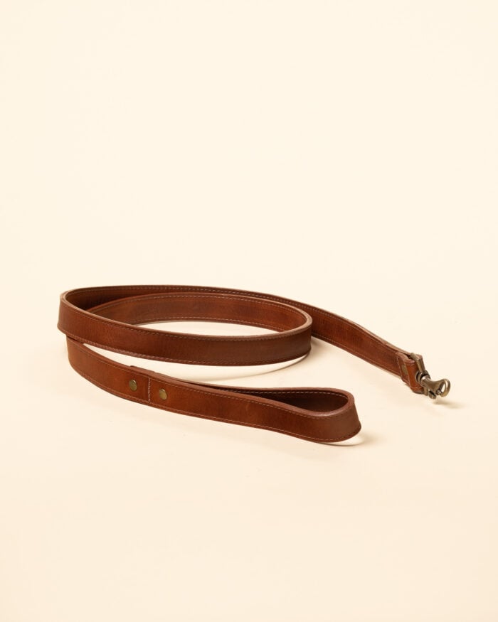 Correa para perro Kuna de cuero color miel, diseño elegante.