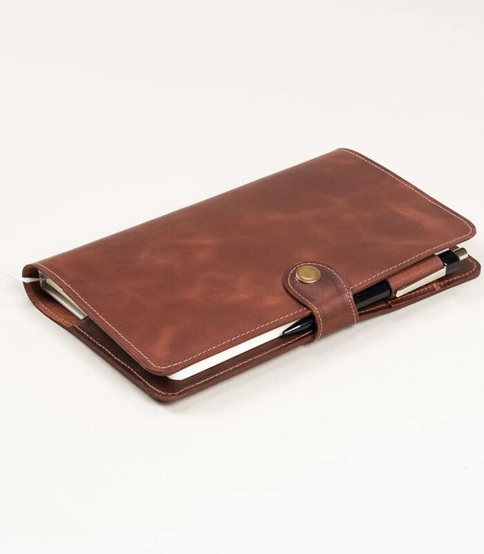 Alternative view of Porta libreta en cuero