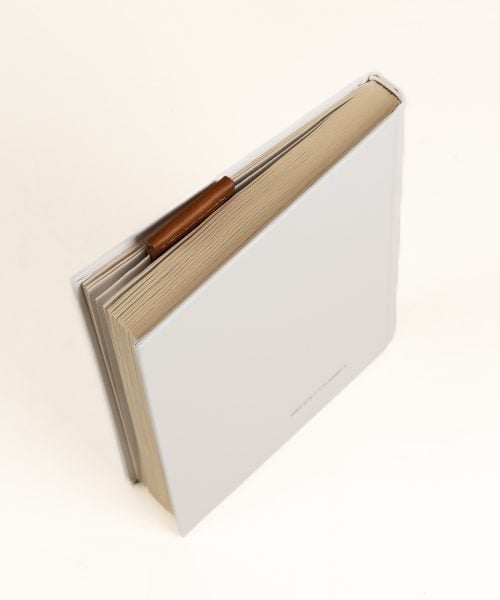 Alternative view of Separador de libro en cuero Kamuk