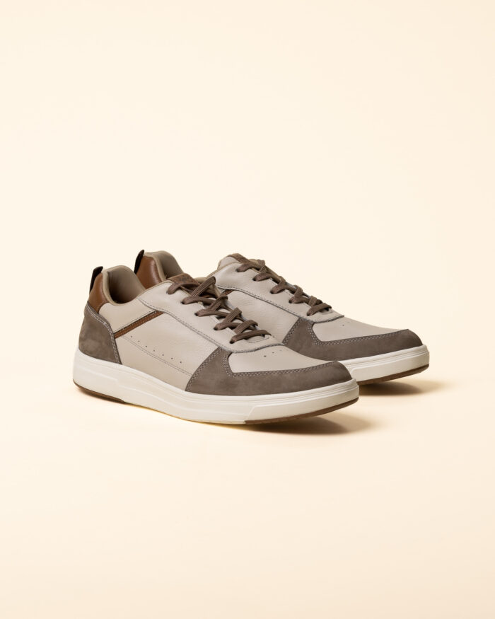 Zapato deportivo en cuero Moro, frontal.