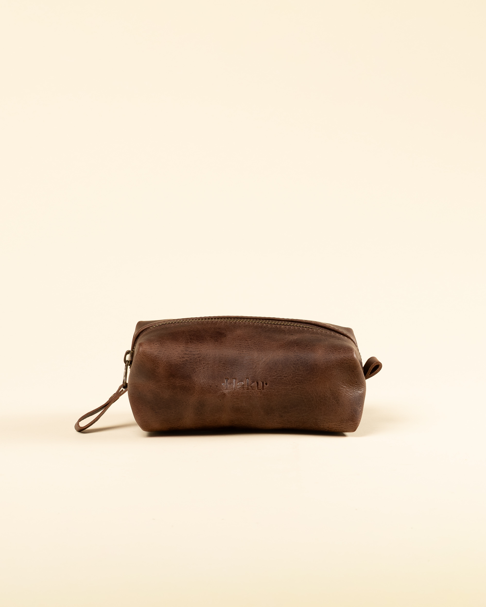 Mini neceser de cuero Kuri café oscuro, vista frontal