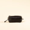 Mini neceser de cuero Kuri negro, vista frontal