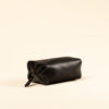 Mini neceser de cuero Kuri negro, vista lateral
