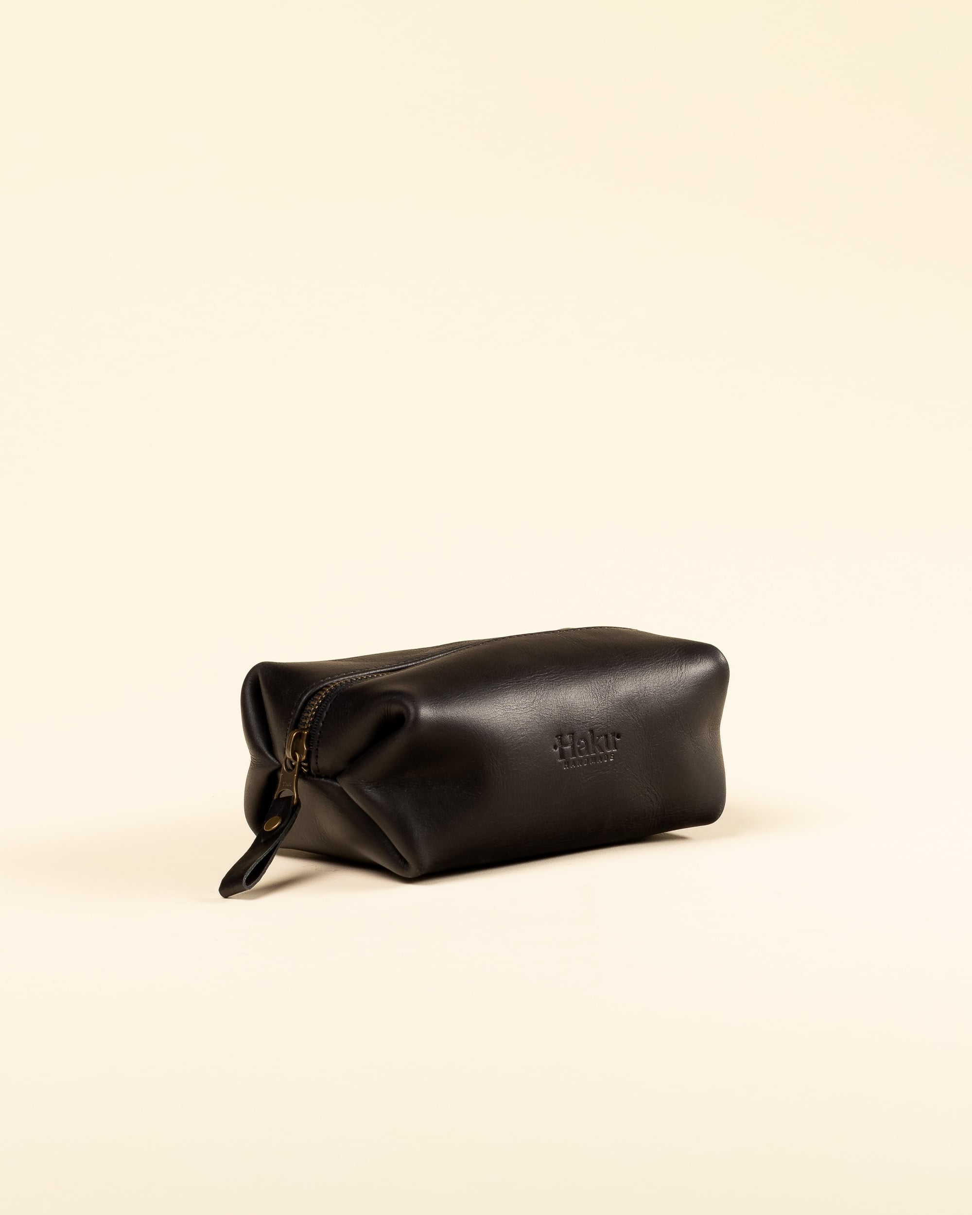 Mini neceser de cuero Kuri negro, vista lateral