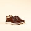 Zapato deportivo en cuero Mauro miel hecha a mano, vista frontal.