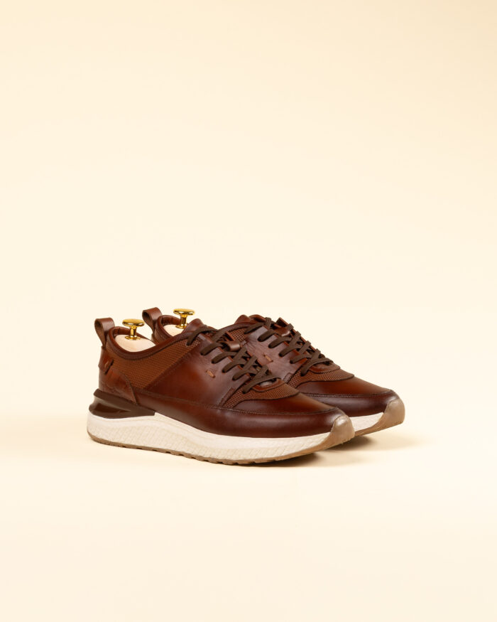 Zapato deportivo en cuero Mauro miel hecha a mano, vista frontal.